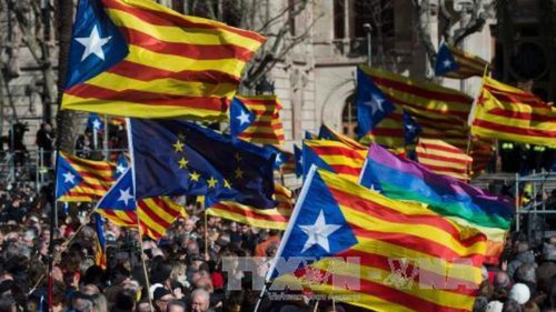 Nghị viện Catalonia chấp thuận giải thể cơ quan lập pháp mới, Thủ hiến bỏ trốn ra nước ngài