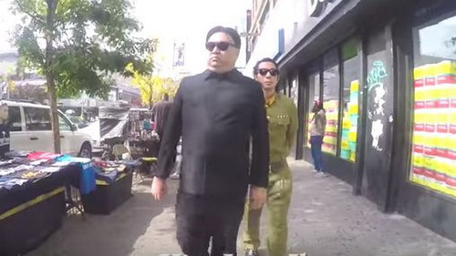 Dân Mỹ bất ngờ khi ông ‘Kim Jong-un’ thong thả tản bộ tại New York, thăm Tháp Trump