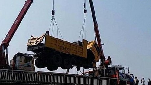 Va chạm, xe tải đâm đổ lan can cầu rơi xuống sông