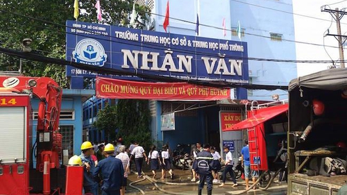 Trường trung học bất ngờ bốc cháy, hàng trăm học sinh sơ tán khẩn cấp