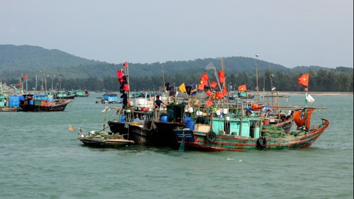 Cứu nạn 6 thủy thủ tàu cá bị chìm trên vùng biển Ninh Thuận ngay trước bão số 15