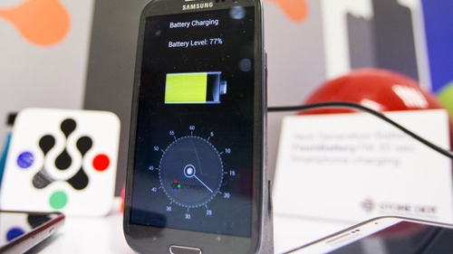 Khám phá mới giúp pin điện thoại, xe điện sạc nhanh hơn và bền hơn