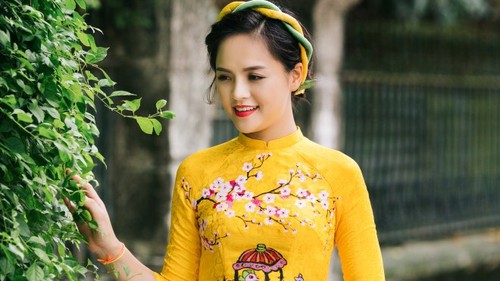 Thu Quỳnh 'Sống chung với mẹ chồng' diện áo dài đôi đẹp dịu dàng