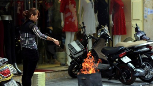 Tục đốt vàng mã đang bị lạm dụng