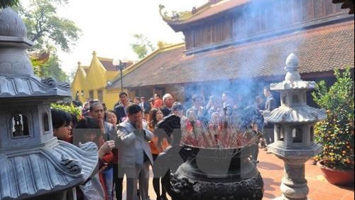 Khẩn trương làm rõ thông tin cán bộ kho bạc đi lễ trong giờ làm việc