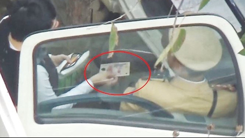 Đình chỉ công tác 20 cảnh sát giao thông Hà Nội nghi nhận tiền của người vi phạm