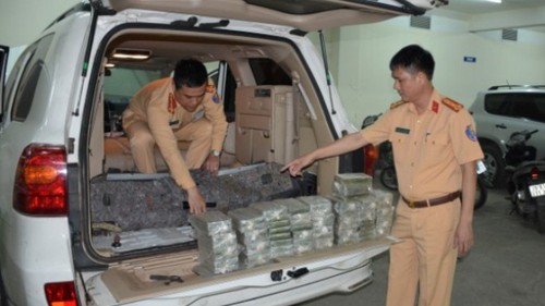 Bắt quả tang hai đối tượng vận chuyển 100 bánh heroin