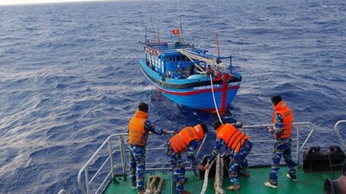 Cứu hộ thành công 13 ngư dân bị trôi dạt trên biển nhiều giờ