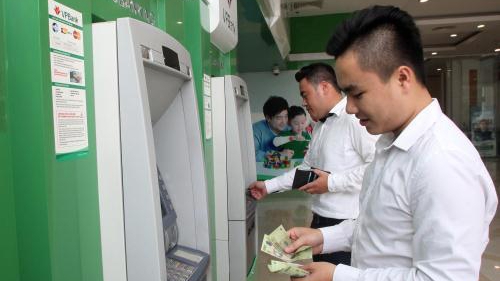 Dừng tăng phí rút tiền ATM đợi dư luận... đồng thuận