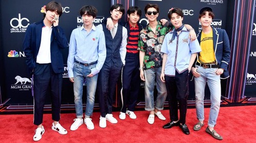 BTS chiếm ngôi quán quân BXH Billboard 200: Thành công nhờ 'chơi trội'