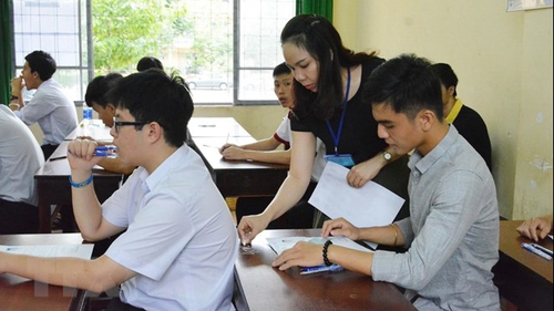 Các thí sinh huyện đảo Phú Quý vào đất liền dự thi an toàn