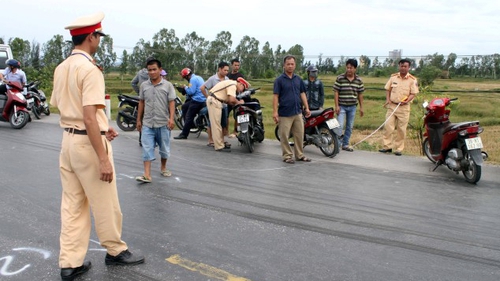 Nghệ An: Lật xe khách giường nằm, 8 người thương vong