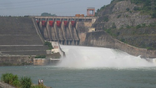 Thủy điện Hòa Bình mở cửa xả đáy: Người hiếu kỳ tập trung 2 bờ sông Đà