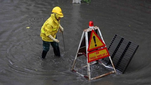 Mưa suốt đêm tại Hà Nội xuất hiện nhiều điểm úng ngập