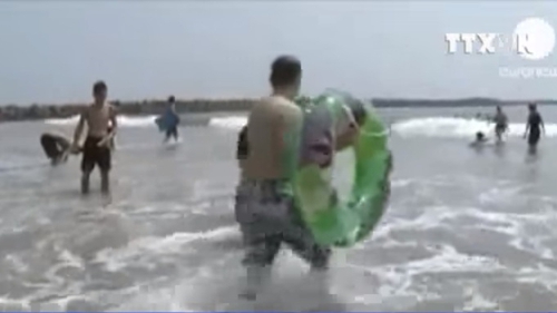 Nhật Bản mở cửa trở lại bãi biển nhiễm phóng xạ