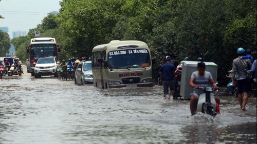 Chùm ảnh: Hà Nội xuất hiện ngập ở những điểm cố hữu