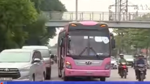 Xe du lịch cỡ lớn 'tung hoành' phố cổ Hà Nội