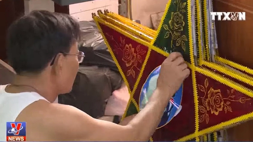 Nhộn nhịp làng nghề làm đèn ông sao ở Nam Định