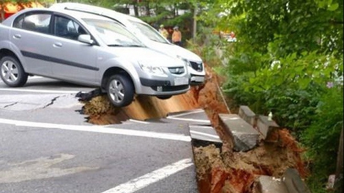 Hàn Quốc: Sơ tán hàng trăm người do hố sụt lún khổng lồ ở Seoul