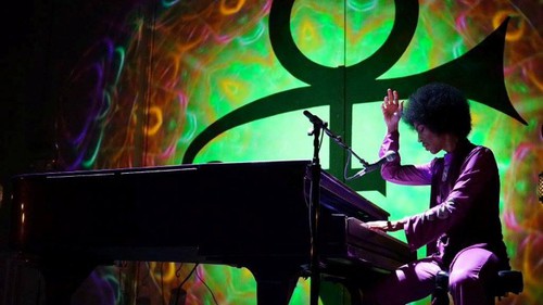 'Piano And A Microphone 1983' của Prince: Nghe một tài năng lớn lao trải lòng