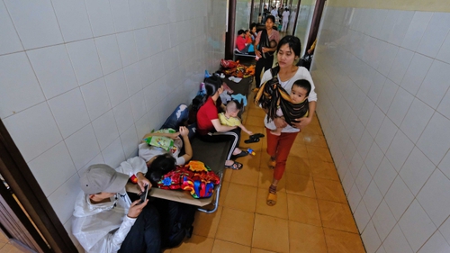 Bệnh viện cũ quá tải, bệnh viện mới vẫn 'án binh bất động'