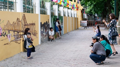 Tranh cãi về 'phố bích họa' Phan Đình Phùng (Hà Nội): Phá vỡ cảnh quan và không cần thiết?