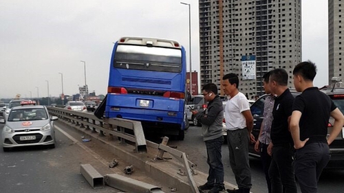 Xe khách đâm vào dải phân cách trên cầu Nhật Tân