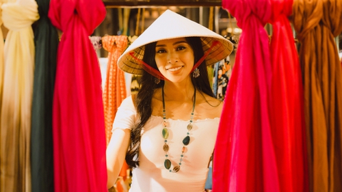 Hoa hậu Tiểu Vy mang món quà Hội An tặng bạn bè quốc tế