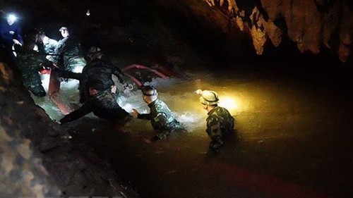 Hoàng gia Anh vinh danh nhóm thợ lặn tham gia giải cứu đội bóng Thái Lan