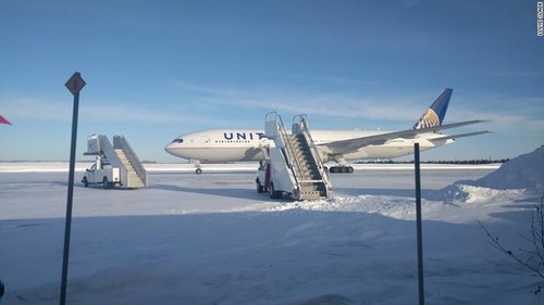 Hàng trăm hành khách trải qua 16 tiếng lạnh giá trên đường băng tại Canada