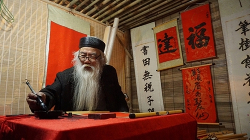 Hoa ở TP.HCM và thư pháp ở Hà Nội