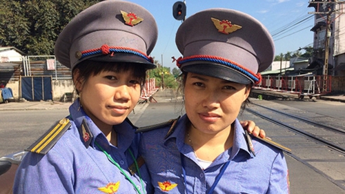 Hai nữ nhân viên gác chắn dũng cảm cứu cụ bà rời khỏi đường ray khi tàu đang tới