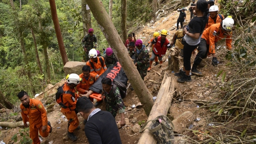 Nhiều khả năng gần 100 người vẫn bị mắc kẹt trong vụ sập hầm mỏ ở Indonesia