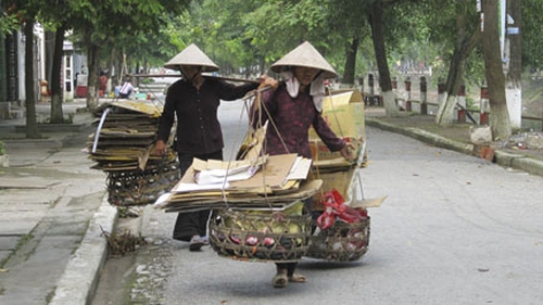 Rác thải sinh hoạt ở đô thị: 'Cứ vứt xuống sàn, lát nữa chúng em dọn'