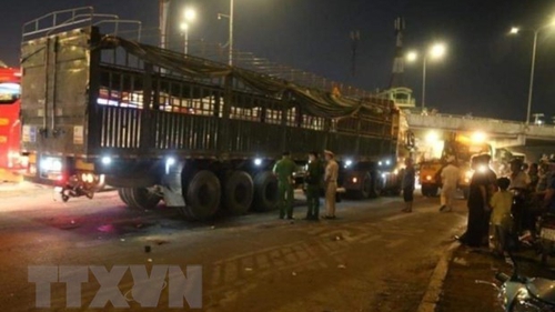 Thành phố Hồ Chí Minh: Va chạm với xe đầu kéo, 2 người tử vong