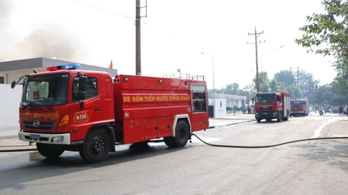 Đang cháy lớn ở Khu công nghiệp Sóng thần, Bình Dương