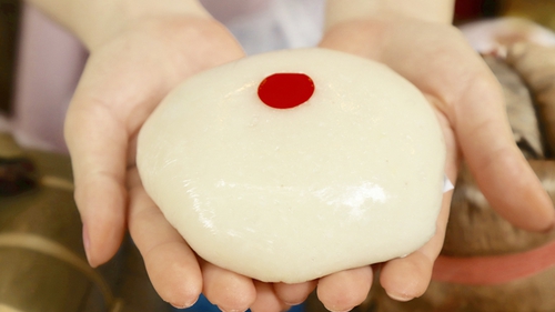 Bánh giầy Lang Liêu hút khách trong ngày giỗ Tổ