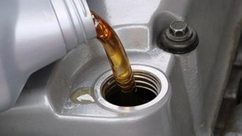 Viêm phổi trầm trọng vì sặc dầu diesel do dùng miệng hút