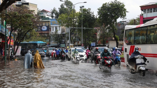 Hà Nội mưa lớn, nhiều tuyến phố ngập úng, cây đổ đè bẹp ô tô