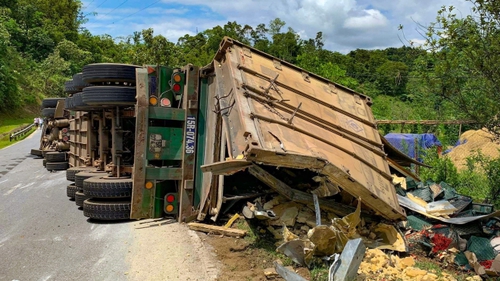 Liên tiếp xảy ra hai vụ lật xe container trên Quốc lộ 279 đoạn qua Điện Biên