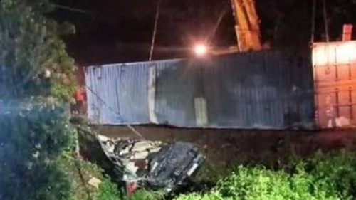 Container va chạm với xe khách trên quốc lộ 18, ba người tử vong