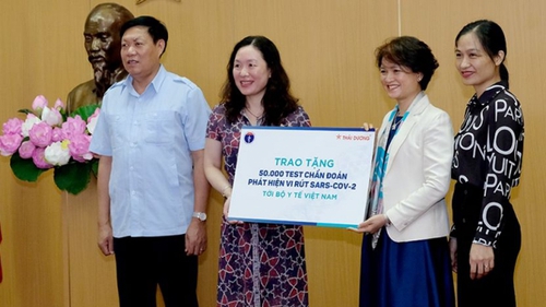 Dịch COVID-19: Bộ Y tế tiếp nhận 50.000 bộ test SARS-CoV-2