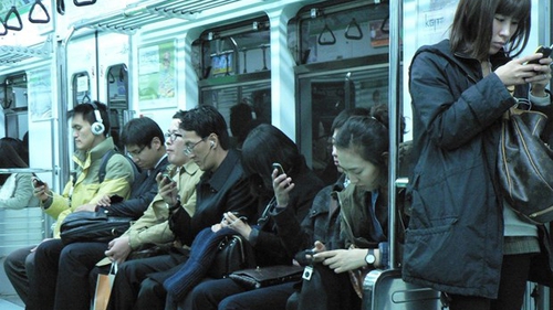 Người Hàn Quốc ngày càng phụ thuộc vào điện thoại thông minh