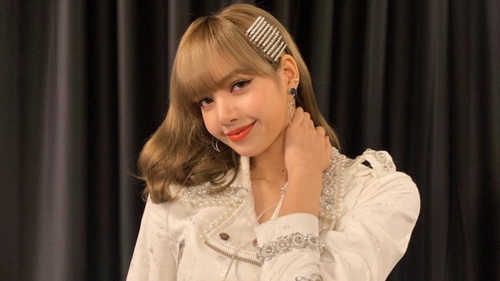 Fan kỳ vọng Lisa vượt qua thành tích solo của Jennie và Rosé