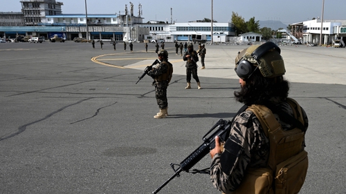 Anh cảnh báo tấn công bằng máy bay không người lái nếu Taliban không kiềm chế các nhóm khủng bố