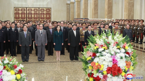 Nhà lãnh đạo Kim Jong-un viếng ông và cha nhân Quốc khánh Triều Tiên