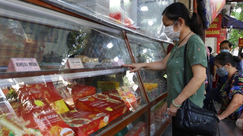 Người Hà Nội tấp nập mua bánh Trung Thu sau nới lỏng giãn cách 'vùng xanh'