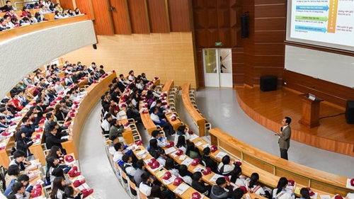 Đề xuất kéo dài thời gian làm việc với giảng viên là giáo sư, phó giáo sư, tiến sĩ