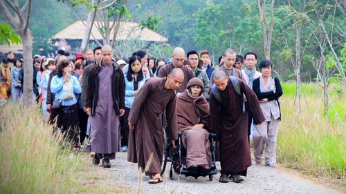 'Bình tâm biệt một vầng mây qua trần'