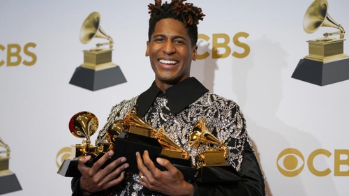 Giải Grammy 2022: Jon Batiste và con đường âm nhạc từ... game